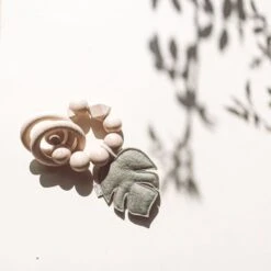 BEZISA Leaves Rammelaar Pistache Green -Winkel Voor Babyproducten 8720618125354 1 05ce