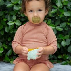 Hevea Whale & Turtle Badspeeltjes Frosty White / Sage -Winkel Voor Babyproducten hevea lifestyle upcycled turtle 5710087430311 1 b063