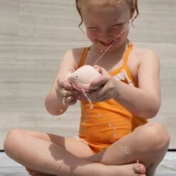 Hevea Whale Badspeeltje Champagne Pink -Winkel Voor Babyproducten hevea lifestyle upcycled whale 5710087428813 1 d012