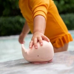 Hevea Whale Badspeeltje Champagne Pink -Winkel Voor Babyproducten hevea lifestyle upcycled whale 5710087428813 2 1cd8