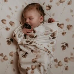 Yumi Baby Golden Hour Swaddle 100 X 100 Cm -Winkel Voor Babyproducten yumi baby golden hour swaddle 100 x 100 cm 4ead